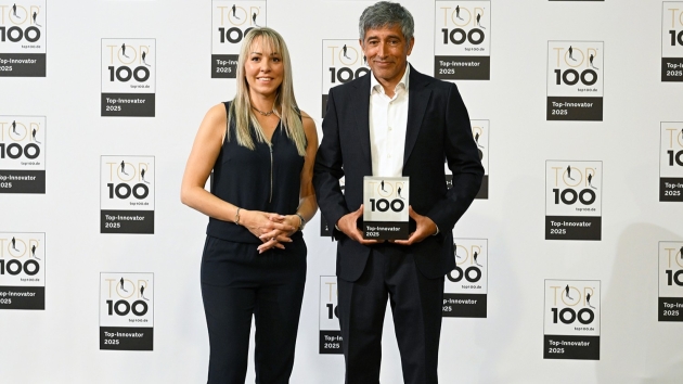 Top-Innovatoren aus dem Mittelstand geehrt, u.a. Interrogare - Wissenschaftsjournalist Ranga Yogeshwar gratuliert Stefanie Sonnenschein, Director Marketing & Communicationder der Interrogare GmbH - Quelle: Interrogare
